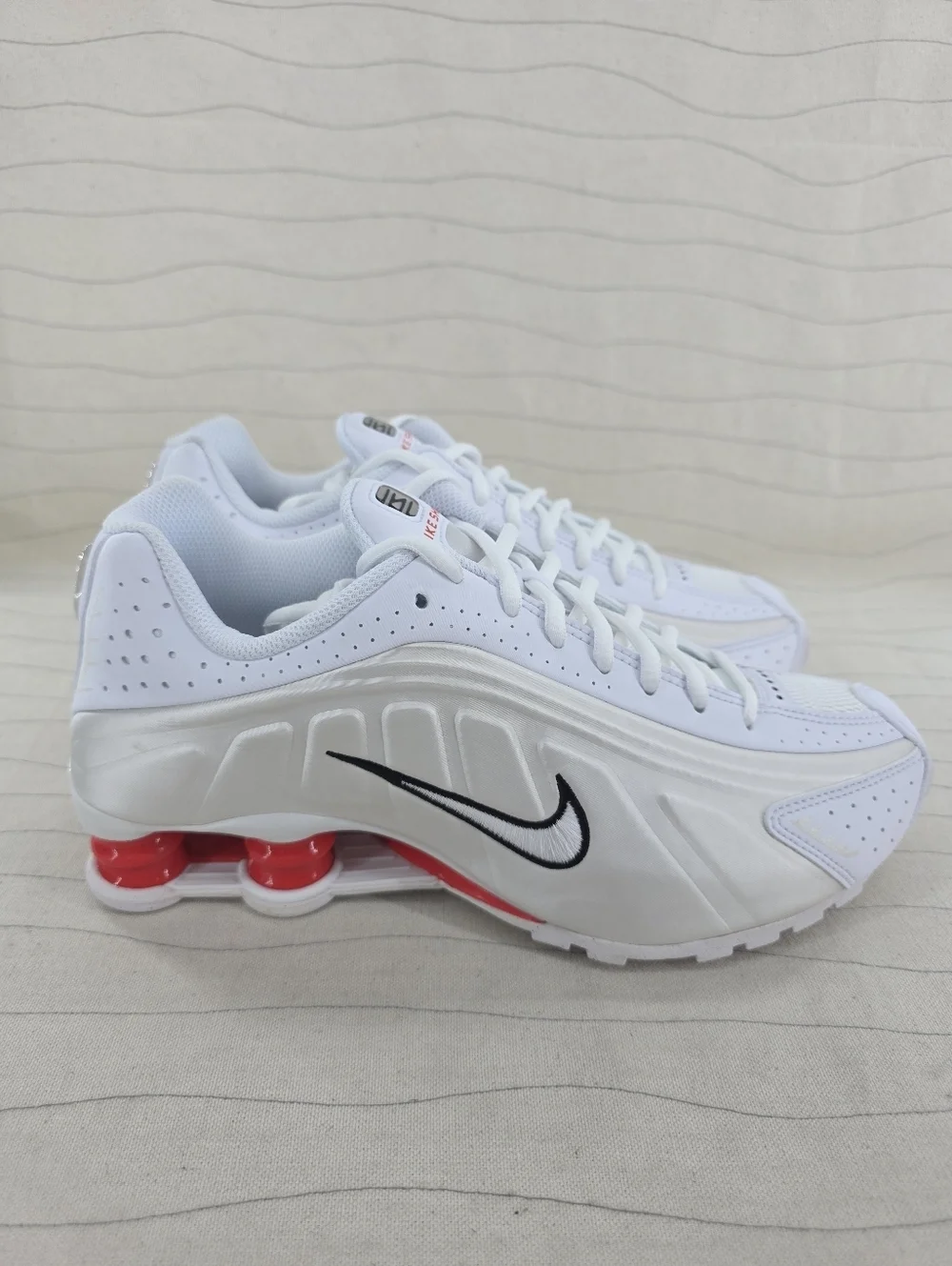 Nike Youth Shox R4 GS White Phantom Red Running Shoes CW2626-102 Size 6.5Y NEW